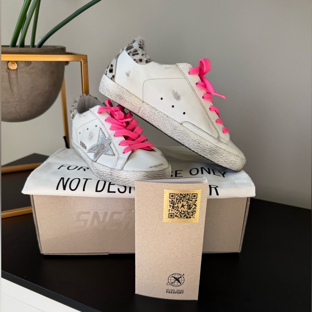 NWOT Golden Goose Super Star Classic with Spur. SIZE 35